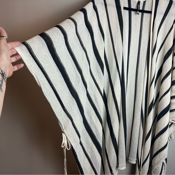 Torrid Ivory and Black Stripe Ruana-Kimono/One Size Fits All - Picture 3 of 6